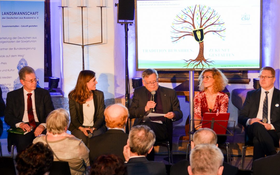 Karl Freller beim Festakt der Russlanddeutschen in Nürnberg als Moderator