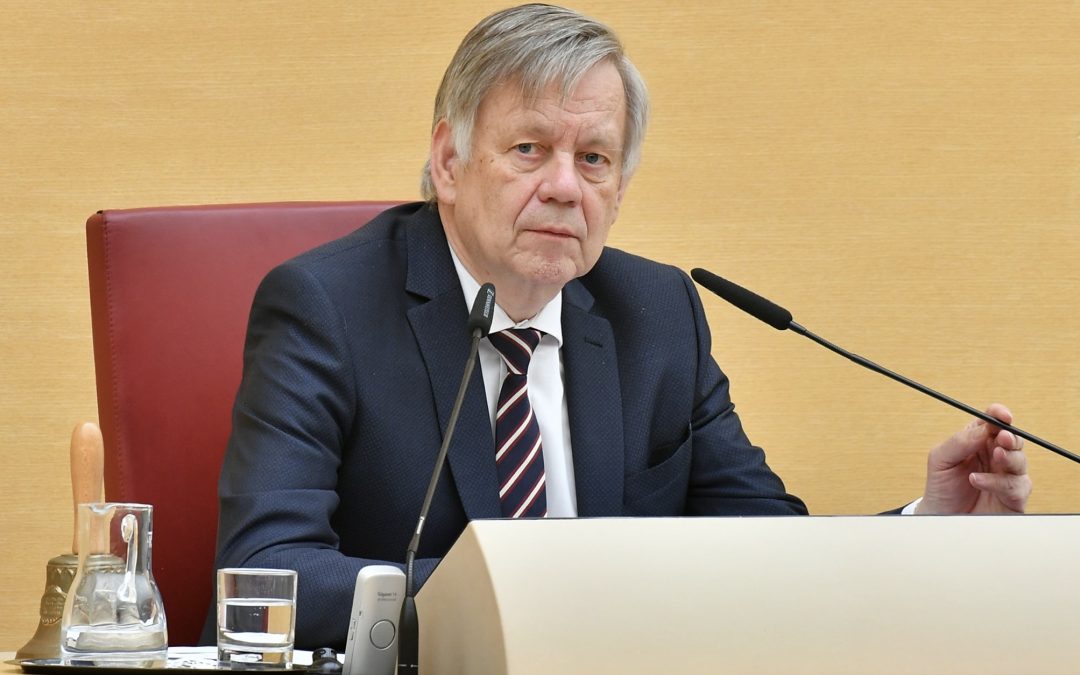 Karl Freller in der Sitzungsleitung des bayerischen Landtages