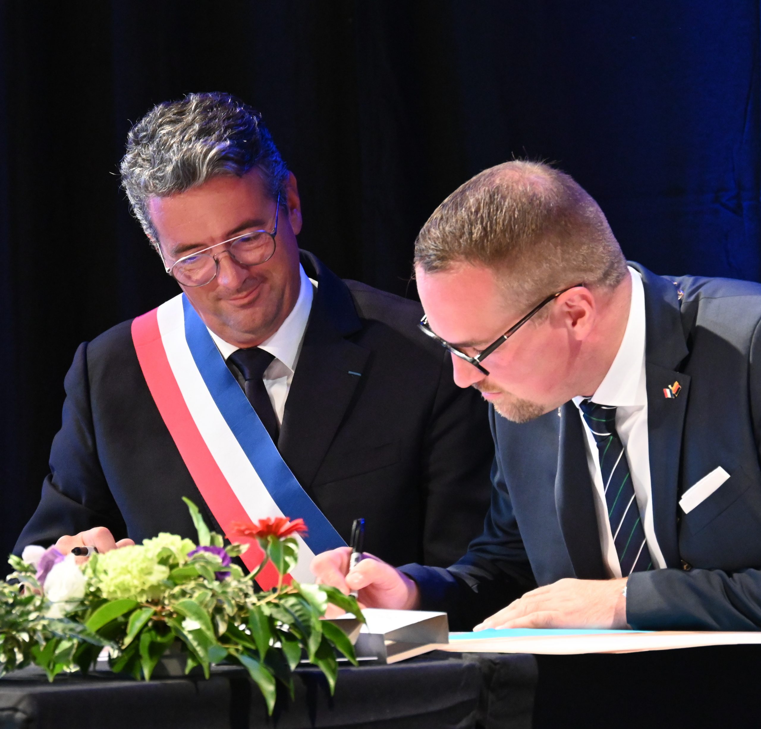 Peter Reiß unterzeichnet gemeinsam mit seinem Amtskollegen die Erneuerung der Städtepartnerschaft