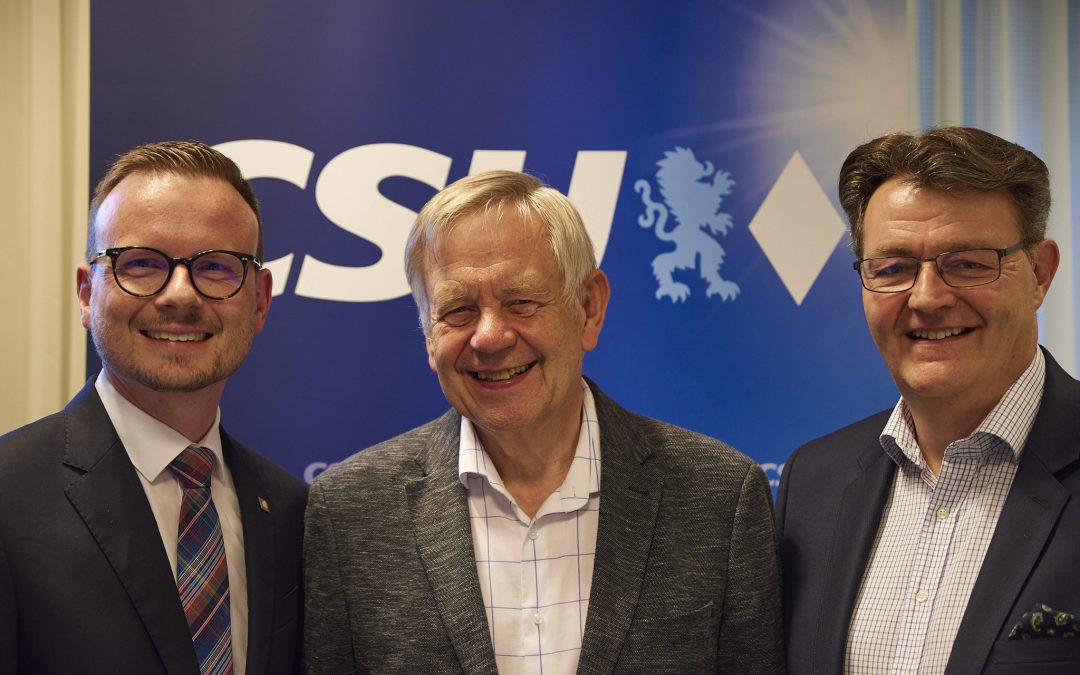 Peter Daniel Forster und Karl Freller (MdL) freuen sich gemeinsam mit MdB und Kreisvorsitzenden Michael Frieser über ihre Wiederaufstellung für die Wahlen 2023