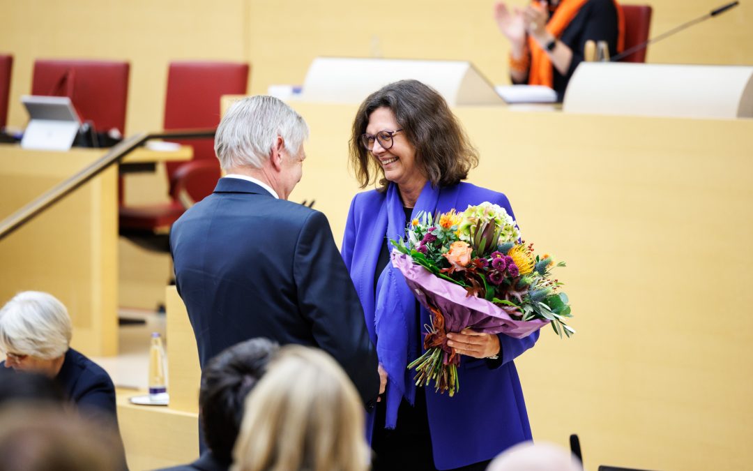 Ilse Aigner, Präsidentin des Bayerischen Landtages, gratuliert Karl Freller zu seinem 40. Jubiläum im Bayerischen Landtag