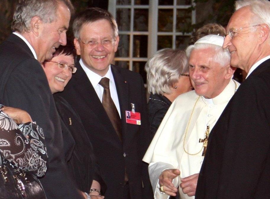 Karl Freller mit seiner Frau Monika und Herrn Ministerpräsidenten a.D. Edmund Stoiber in einer Gesprächsrunde mit Papst Benedikt XVI.