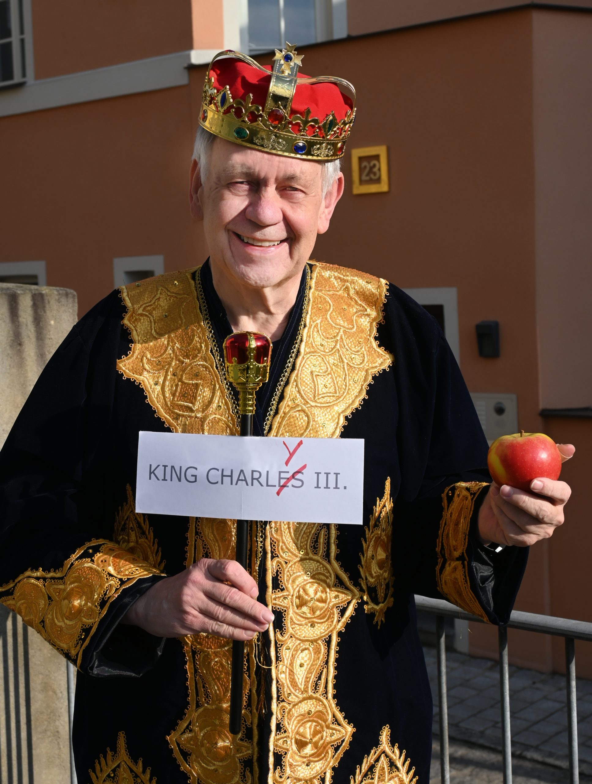 King Charly der II. aus Franken, alias Karl Freller MdL und Vizepräsident des Bayerischen Landtages vor seiner Residenz in Schwabach.