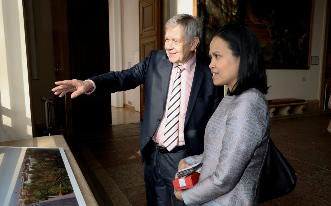 Karl Freller zeigt Generalkonsulin Prapenpim Prachonpachanuk den Ausblick auf München.