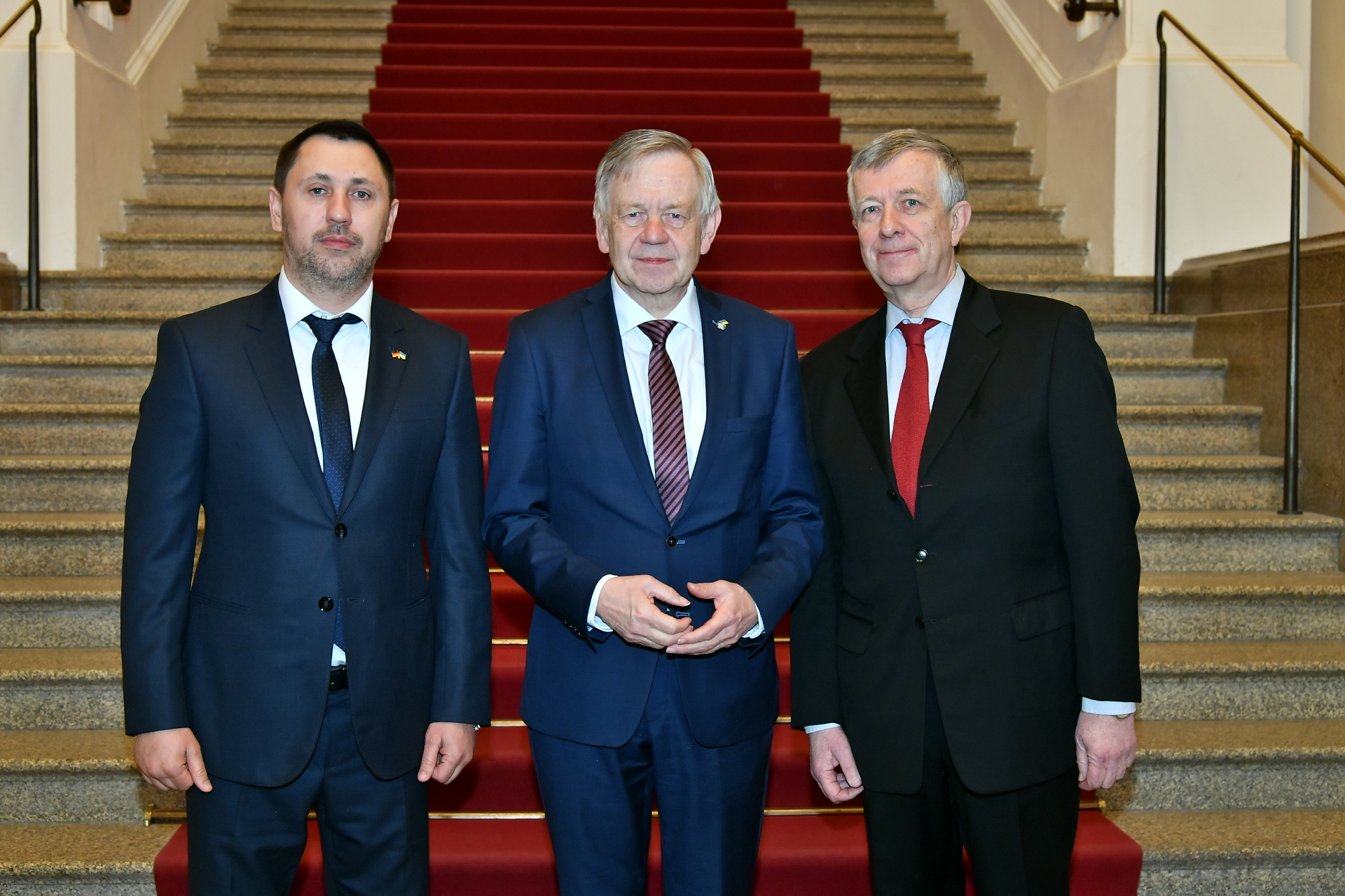 Karl Freller mit ukrainischen Generalkonsul und Abgeordneten an der Treppe im Landtag
