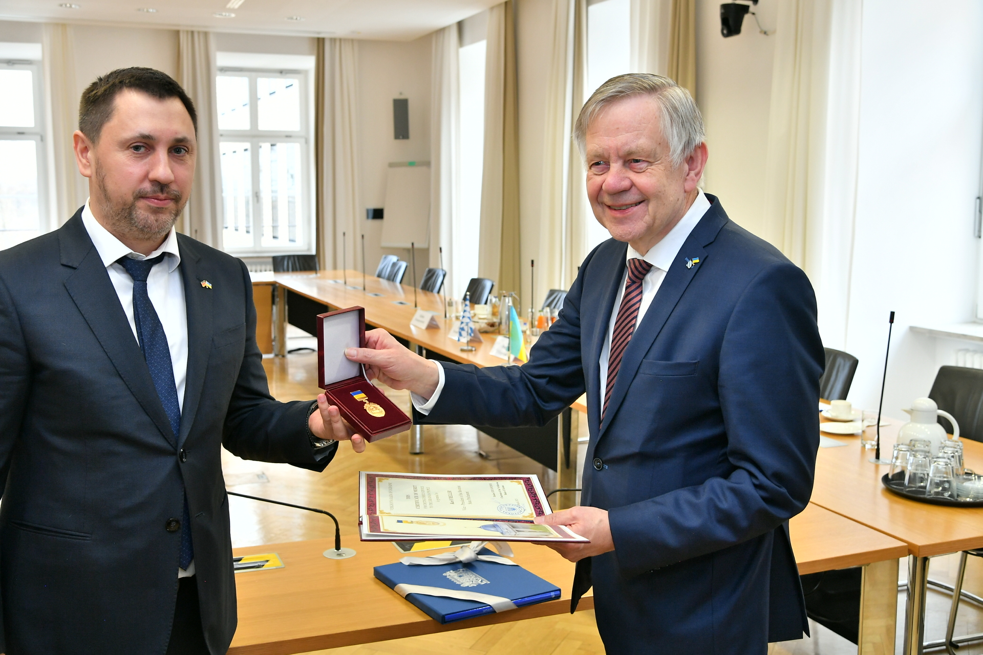 Vizepräsident des Bayerischen Landtags überreicht Orden an ukrainischen Abgeordneten