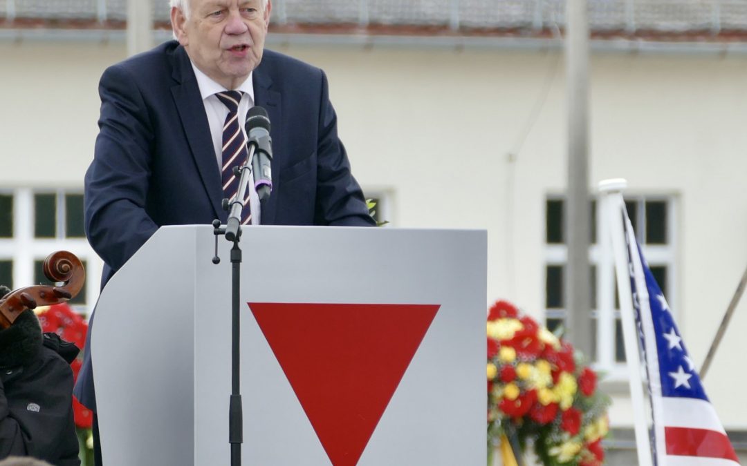 Karl Freller bei seiner Rede zur Gedenkfeier am 78. Jahrestag der Befreiung Dachaus