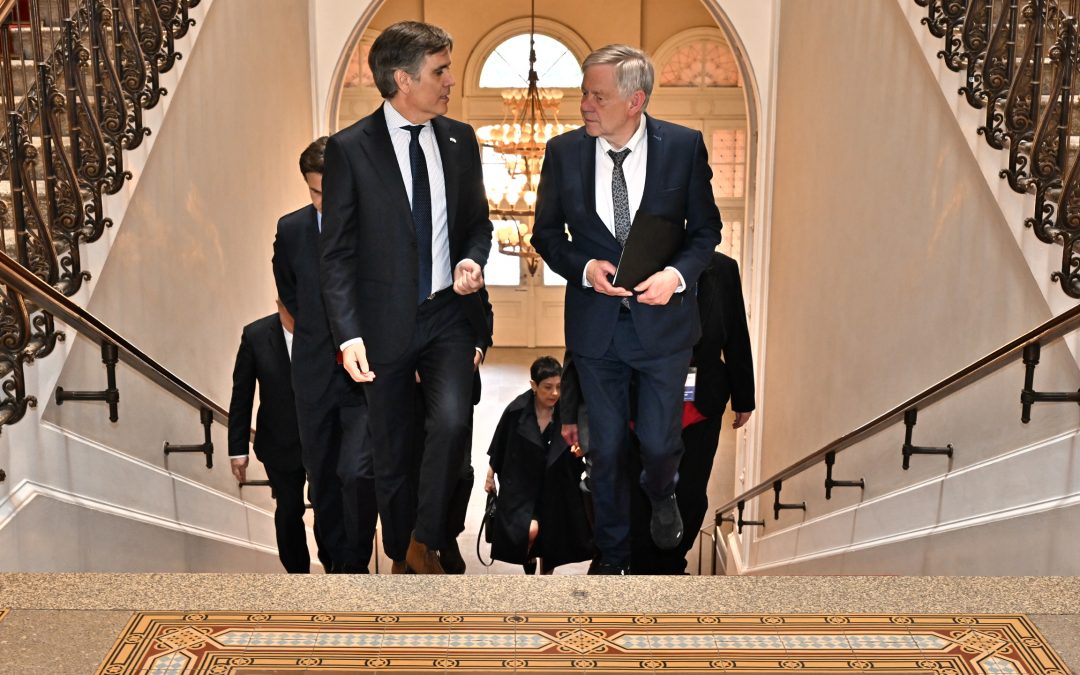 Karl Freller, I. Vizepräsident des Bayerischen Landtages, unterwegs im Landtag mit dem Argentinischen Botschafter.