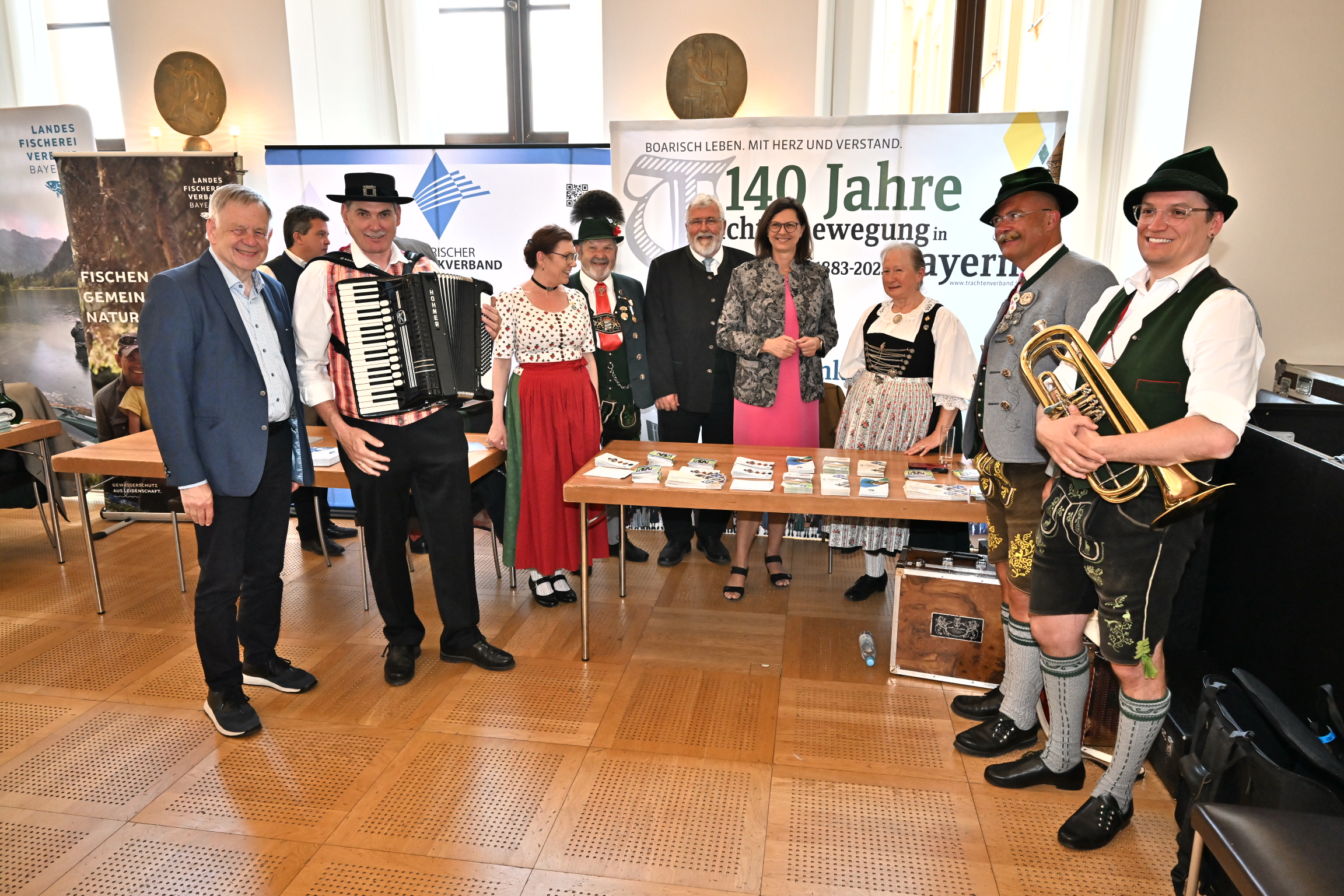 Karl Freller in geselliger Runde auf dem Informationstag der Bürgerallianz Bayern