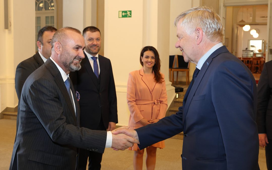 Karl Freller begrüßt den Justizminister der Republik Albanien im Landtag