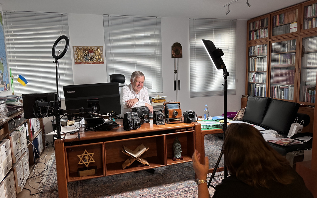 Karl Freller an seinem Schwabacher Schreibtisch mit seinen Kameras