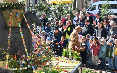 Tradition lebt: Osterbrunnen am Pferdebrunnen erstrahlt in neuem Glanz