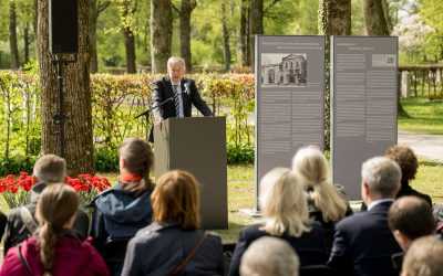 Erinnerung mit Namen und Geschichte: Neue Gedenktafeln im Ehrenhain II am Friedhof Perlacher Forst