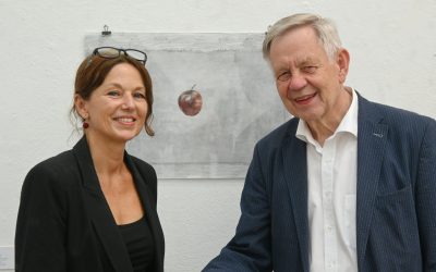 Stiftungsdirektor Karl Freller, MdL, gratuliert Esther Glück zum Seerosenpreis